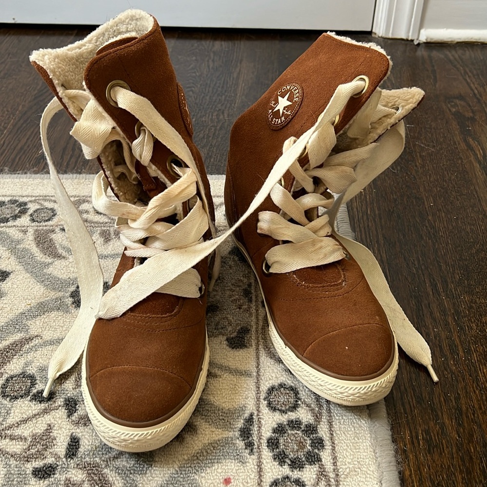 Beverly lace up suede converse with fur size 9 1/2